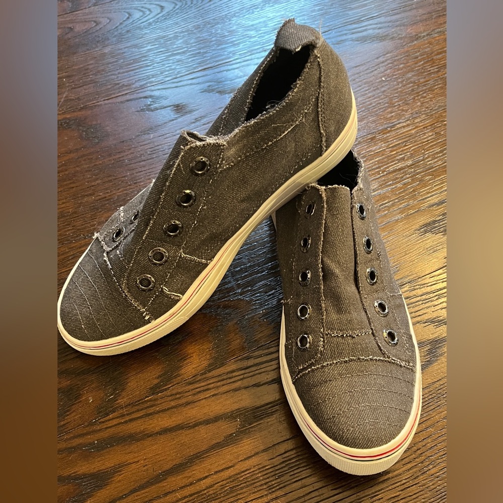 Tinstree women’s gray, high top tennis shoes. Size 8